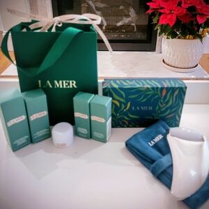 La Mer Travel Size Skincare And Skincare Moisture Tool